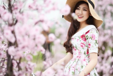 Á hậu Tú Anh đẹp mê hồn giữa vườn đào Xuân